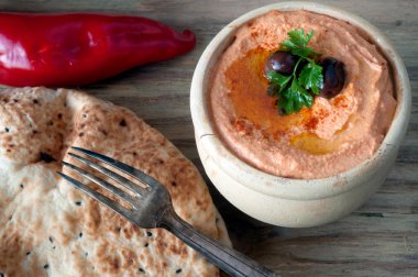 kırmızı biber humus ekmek ile
