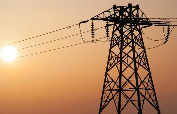 Líneas eléctricas durante la puesta de sol con smoggy — Foto de Stock