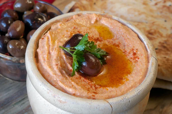 kırmızı biber humus kase
