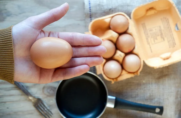 Проведение яйцо, кулинарный фон — стоковое фото