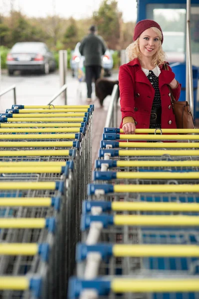 Vrouw en winkelwagentjes — Stockfoto