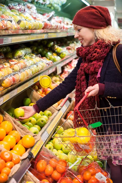 Ung kvinna shopping för frukt — Stockfoto