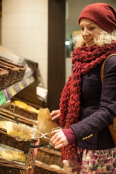 Genç kadın ekmek ekmek satın alma — Stok fotoğraf