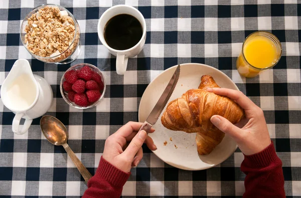 Croissant de corte para o café da manhã — Fotografia de Stock