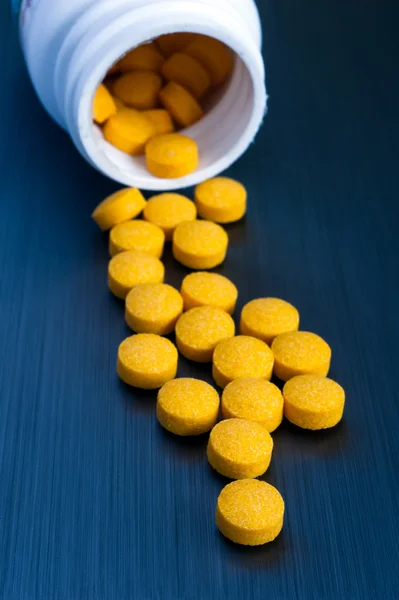 Pharmazeutische Pillen auf gebürstetem Metall Hintergrund Stockfoto