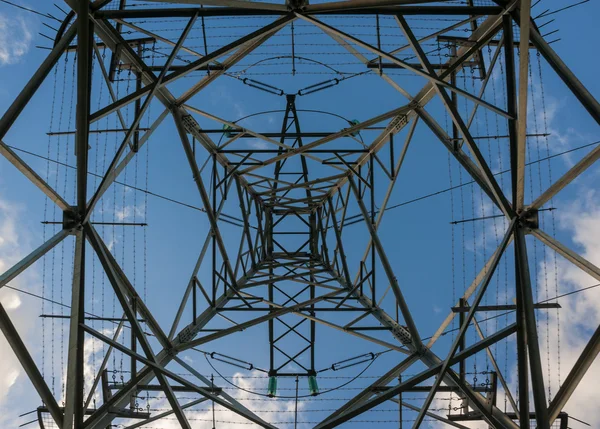 Líneas eléctricas hacia el cielo — Foto de Stock