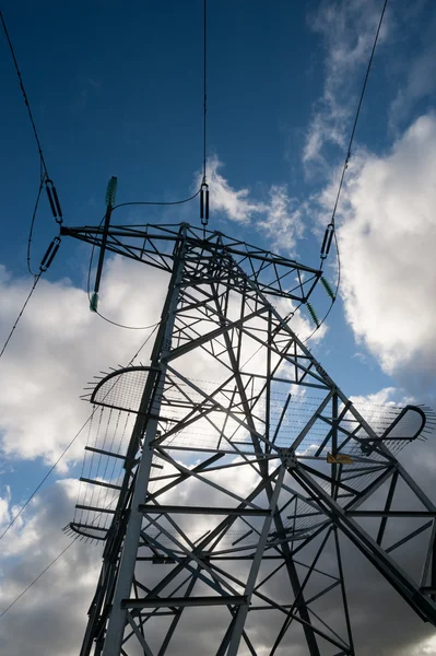 Linhas de energia céus escuros — Fotografia de Stock