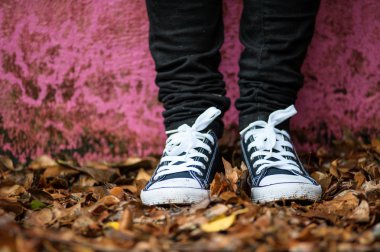 düşüş sırasında grungy pembe duvar dibinde duran