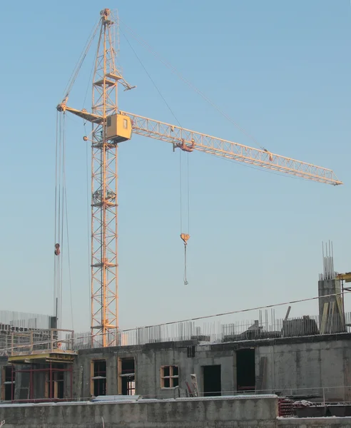 İnşaat alanındaki vinçler.