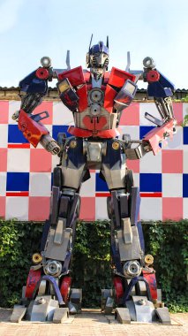 Donetsk, Ukrayna - 18 Temmuz 2021: Transformers film dünyasından Robot Optimus Prime