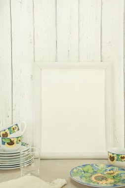 Masanın üzerinde beyaz duvar arkaplanı olan boş beyaz çerçeve modeli