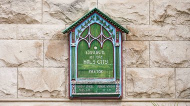 Şehirdeki eski ahşap kilise tabelası.