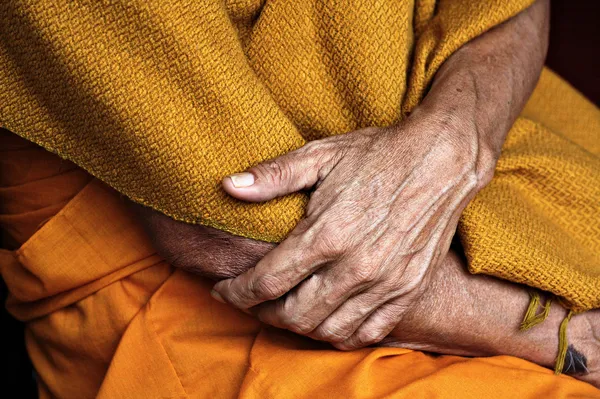 Monks händer — Stockfoto