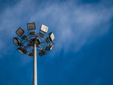 futbol sahası üzerinde bir projektör ışığı