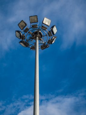 futbol sahası üzerinde bir projektör ışığı