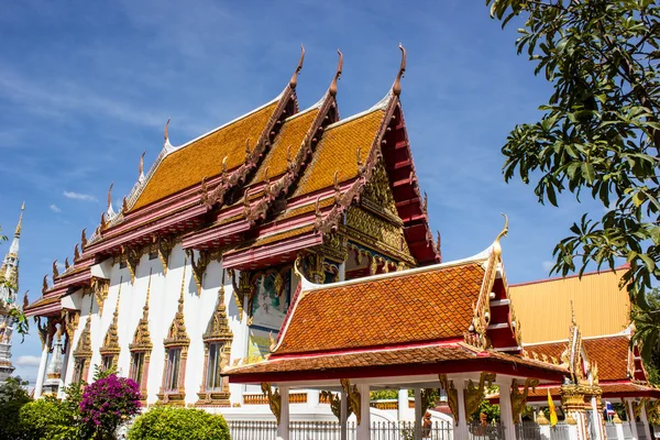 Belles églises, temples, Thaïlande et ciel bleu . — Photo