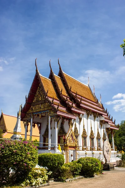 Krásné kostely, chrámy, Thajsko a modrá obloha. — Stock fotografie