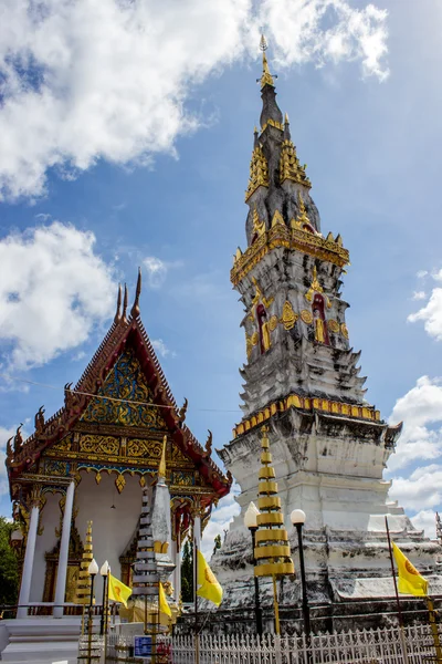 Lindas igrejas, templos, Tailândia e céu azul . — Fotografia de Stock