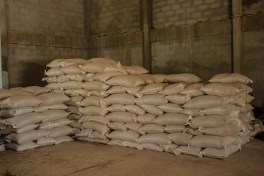 bir sürü gübre çuvalları ile düzenleme.