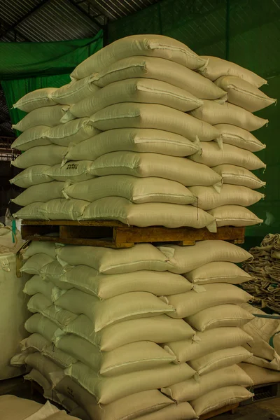 Disposizione con un sacco di sacchi di fertilizzanti . — Foto Stock