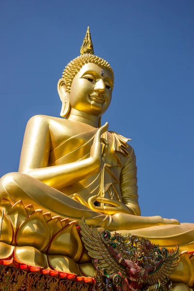 Buda en oro y cielo azul . —  Fotos de Stock