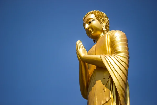 Buddha i guld och blå himmel. — Stockfoto