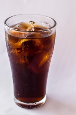 kola cam beyaz zemin üzerine.