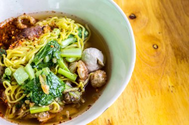 erişte yemeye hazır ahşap bir masaya