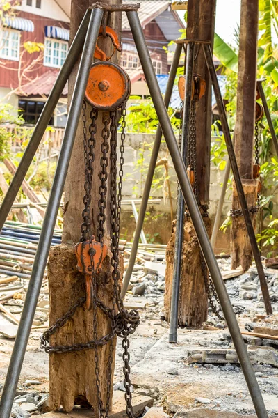 大きな木の棒が付いているチェーン起重機. — ストック写真