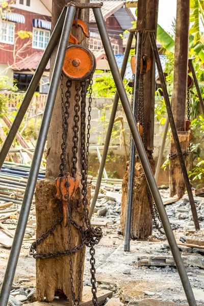 Chain hoist with a large wooden pole. — Stock Photo, Image