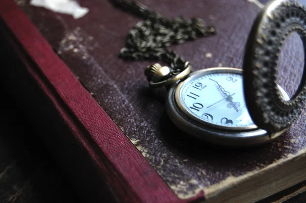 오래 된 책에 복고풍 시계 — 스톡 사진