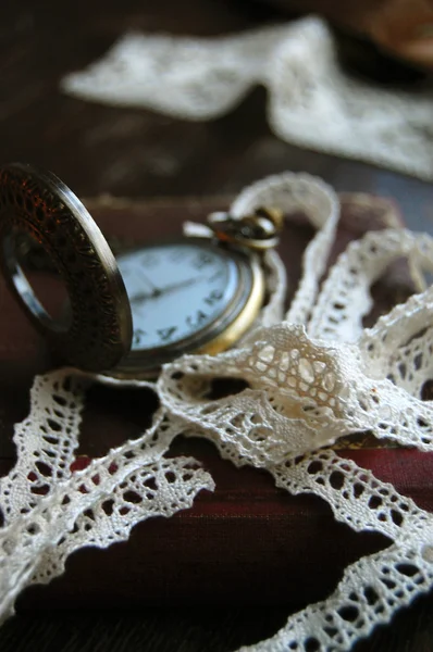 레이스와 복고풍 시계 — 스톡 사진