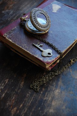 Vintage anahtar ve ilgili bir kitap izle