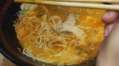 Yumurta, domuz eti ve soğanlı makarna kasesi. Susam tohumlu garnitür ramen. Üst Manzara. Asya mutfağı