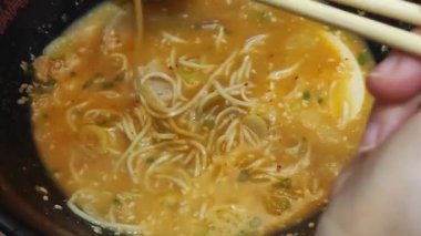Yumurta, domuz eti ve soğanlı makarna kasesi. Susam tohumlu garnitür ramen. Üst Manzara. Asya mutfağı