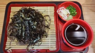 Zaru Soba Japon Buckweed Eriştesi soğuk servis edilir.