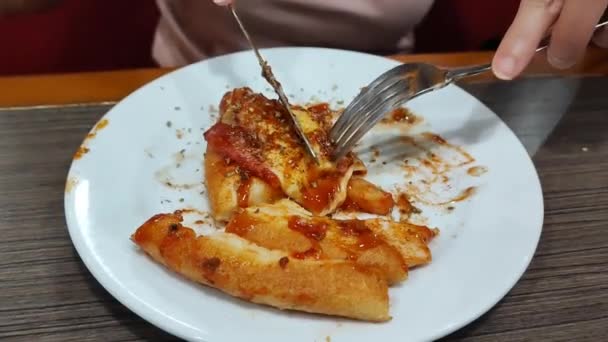 Hand Nimmt Salami Pizza Scheibe Spachtel Heiß Geschmolzener Käse Dehnt — Stockvideo
