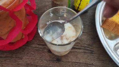 Tayland 'da Tayland sokak gıda pazarında ya da Tayland tarzı kafe' de rafadan yumurta ve klasik kahve satışı için Tayland usulü kahvaltı.