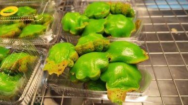 Siam Pandan Thai tatlısı veya Kanom Krok Singapur veya Kanom Krok Bai Toey geleneksel Tayland gözlemesi un, yumurta, şeker ve pandan aromalı çiçek şeklinde tavada