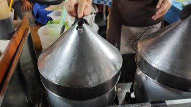 Domuz buğulama pirinç paketleri ya da buharda pişmiş pirinç köftesi.