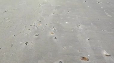 Plajın soyut kumu ve yumuşak dalga arkaplanı