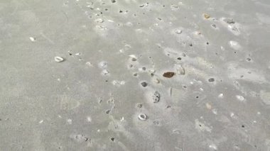 Plajın soyut kumu ve yumuşak dalga arkaplanı