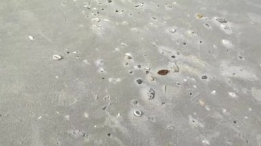 Plajın soyut kumu ve yumuşak dalga arkaplanı