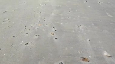 Plajın soyut kumu ve yumuşak dalga arkaplanı