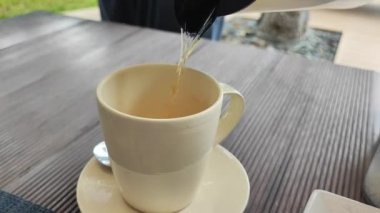 Restoranda ikindi çayı. Geleneksel İngiliz ikindi çay büfesi. Pastalar, atıştırmalıklar, sandviçler ve kurabiyeler. Açık kafede çeşitli hamur işleriyle çay seti ve kahve.