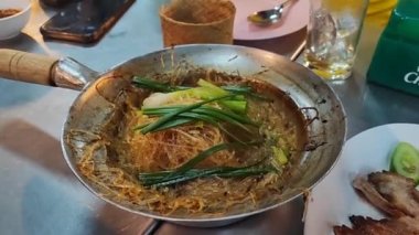 Cam Erişteli fırında karides ya da vermicelli karides saksısı.