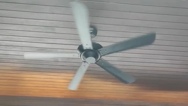 Ventilatore Soffitto Interno Marrone Una Trave Sostegno Legno Vista Con — Video Stock