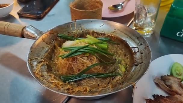 Gamberetti Forno Con Tagliatelle Vetro Gamberetti Vaso Con Vermicelli — Video Stock