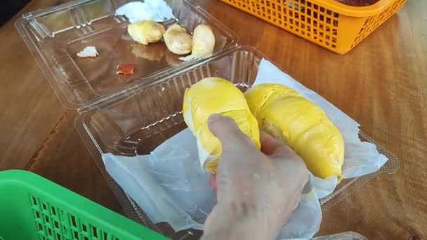 Tukang Kebun Memotong Durian Terbuka Daging Terbuka Dari Kuning Yang — Stok Video