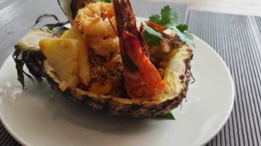 Ananaslı Kızarmış Pirinç (Khao Pad Sub Pa Rod)